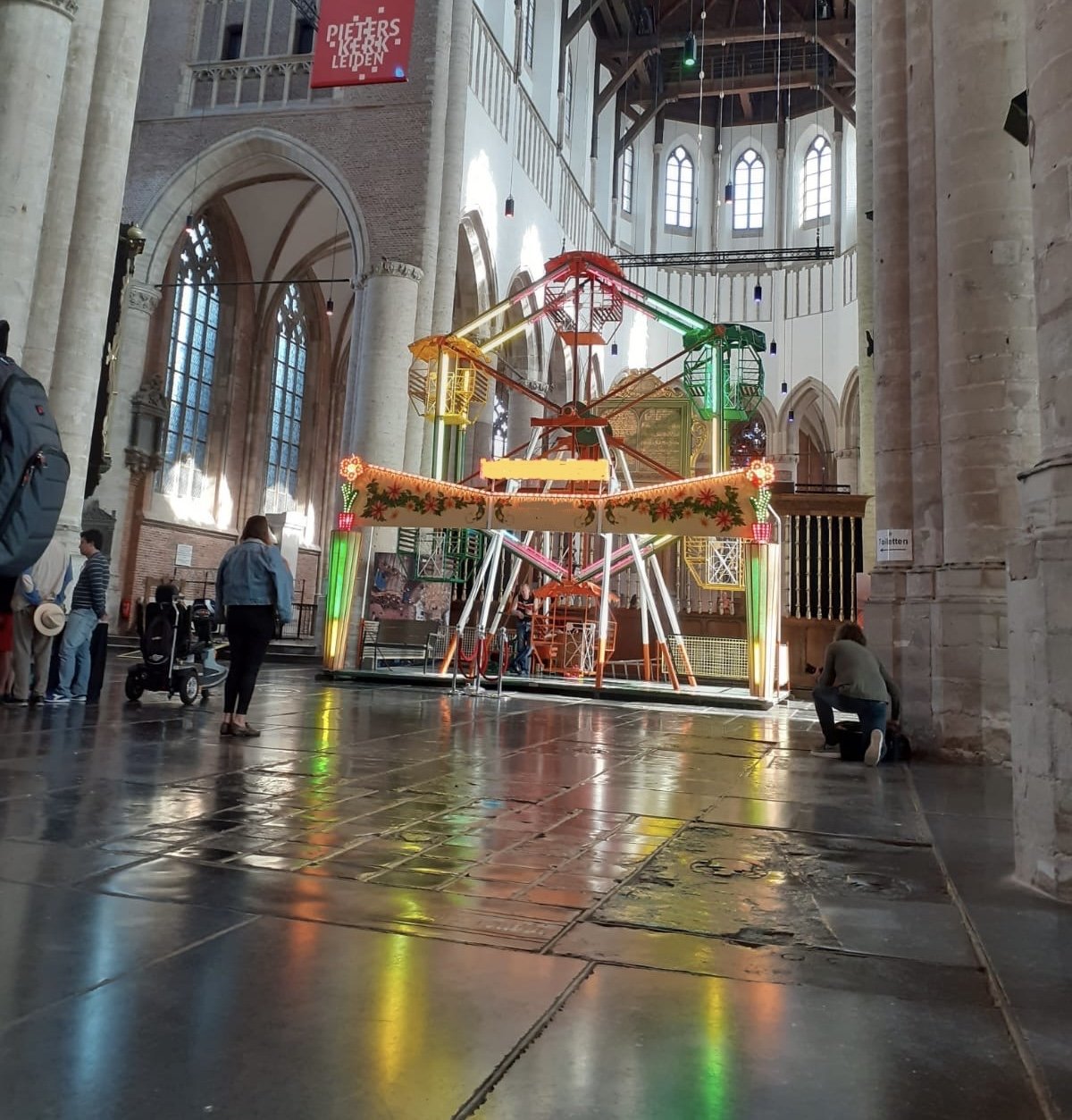 Reuzenrad bij kerk in stadscentrum als citymarketing