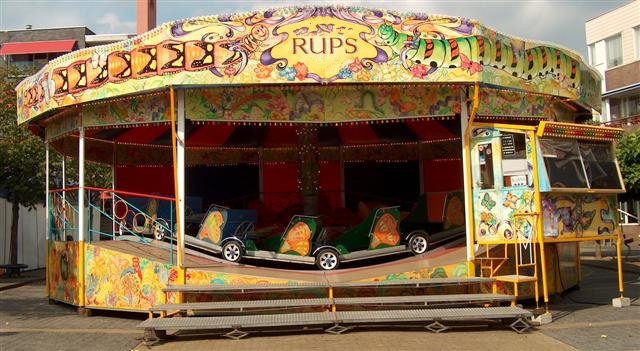 Rups attractie op dorpskermis in België